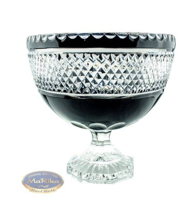 Czarna kryształowa misa na nodze